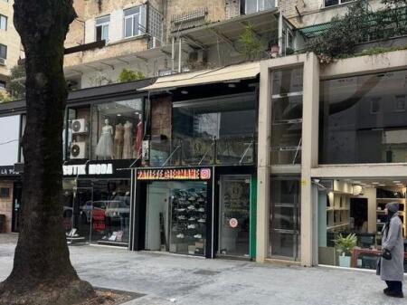 Ofrojme ambient komercial per qira ne Myslym Shyr