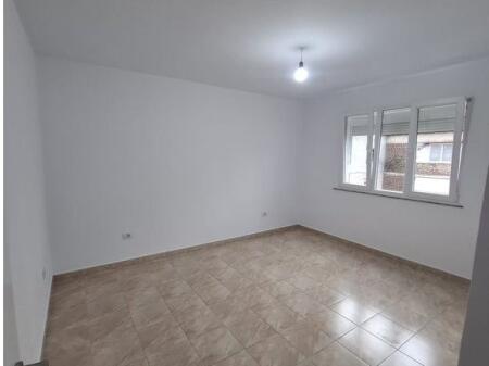 Appartamento 1+1+balcone in vendita in via Kavaja vicino a auto Kadiu 129.000 € !!!