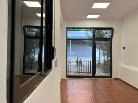 SHOP FOR RENT 30 M2 ETC 800 EURO