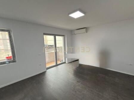 ofrojme apartament per qera tek rruga bardhyl