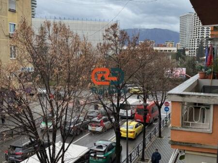 Ne Qender,Jepet Me Qira Apartament 1+1 Per Zyra!!