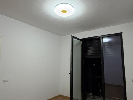 ZYRE ME QERA 70 M2 PAZARI I RI 55.000 LEKE