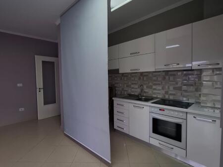 APARTAMENT 2+1 ME QERA PER ZYRA - PERBALLE PARLAMENTIT