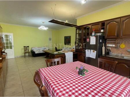 Shitet apartament 2+1+2 tualete tek Hoxha Tahsim!