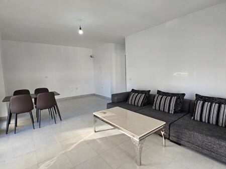 Jepet me qira apartament 2+1+2 📍 Rruga 5 Maji, Tiranë 🏠 Apartament me 2 dhoma gjumi, sallon + kuzhinë, 2 tualete 💶 Çmimi: 500 € / muaj