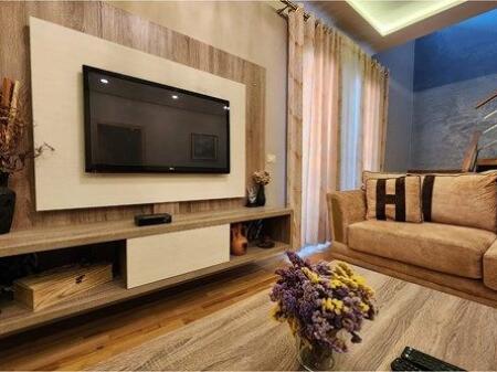 Duplex for rent on Jordan Misja Street!