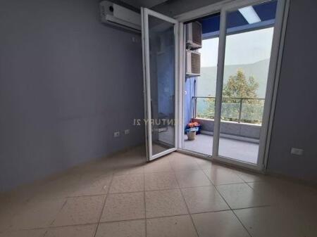 Apartament 2+1 me qera per zyra - Perballe Parlamentit