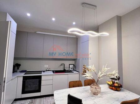 Appartamento 2+1 + posto auto in affitto complesso Contatto 21 dicembre a Tirana