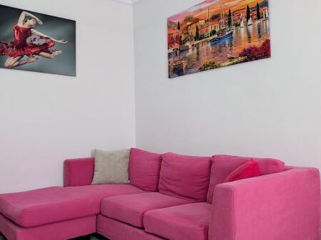 Monolocale in affitto - 21 Dhjetori  🏠 Tipo: Monolocale 📍 Indirizzo: di fronte al complesso Arlis 📐 Superficie: 40 m2 netti 🏡 Piano: 4 (edificio esistente) 💶 Prezzo: 45.000 lek Completamente arredato, sistema di condizionamento. Ristrutturato. Libero dal 1 febbraio. Per maggiori informazioni contattaci a: 📍Myslym Shyri, vicino a Intersport