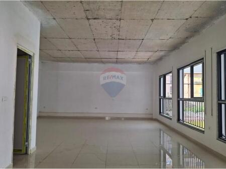 Dyqan ne shitje prane shkolles se Kuqe