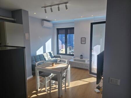 Jepet me qira apartament 1+1 në Rrugën Karl Gega, me sipërfaqe 57 m², i pozicionuar në katin e 7-të të një pallati me ashensor.