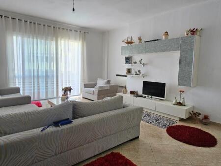 Shitet Apartament 2+1+2