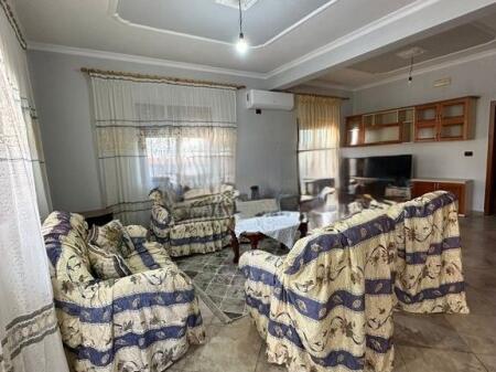 🏡 JEPET ME QERA Apartament ne Porcelan – KATI I DYTË I NJË VILE(50.000 leke) 500 € /Muaj