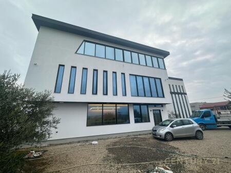 Kapanon me Qira në Fushë-Krujë – 700m² + Zyra & Apartament Opsional 1,800 € /Muaj