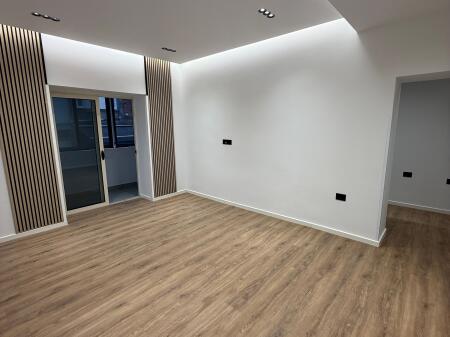 Jepet Ambejt Për Zyrë Me Qira. 📍 Vasil Shanto