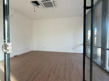 IN AFFITTO Locale Commerciale 📍Mine Peza, Golden Tower Residence 🏢2° Piano 📐Superficie: 44m² 💶Prezzo: 70.000 Leke