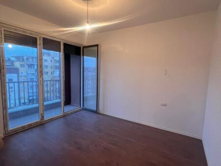 ZYRE ME QERA 95 M2 PAZARI I RI 800 EURO