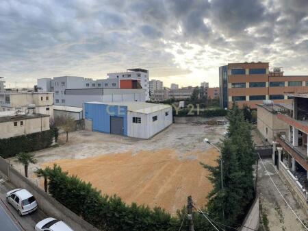 JEPET KAPANON ME QIRA NE SHKOZET!
