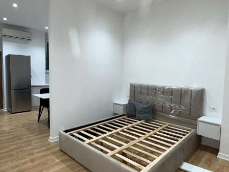 Jepet me qera apartmenti 1+1 te Rruga e Barrikadave