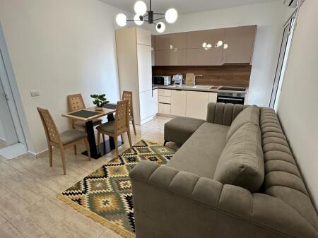 Jepet apartament me qera 1+1 plazh durres