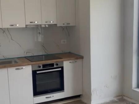 Affittasi appartamento 2+1+2 Vuoto, alla fine della via 5 Maj vicino alle nuove costruzioni 430 Mila lek