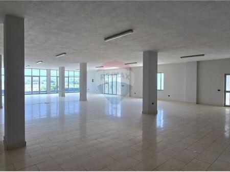  ambient multifunksional Kati i 2-të, buzë rruge kryesore, pranë Top Channel