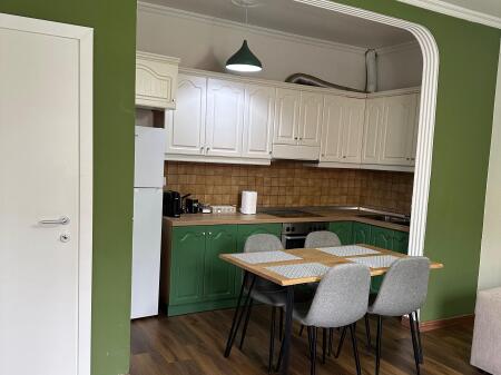 Blloku, Sheshi Willson apartament 2+1 me ballkon (800 euro)
