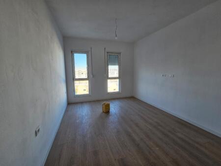 Shitet apartament 2+1 në Univers City !