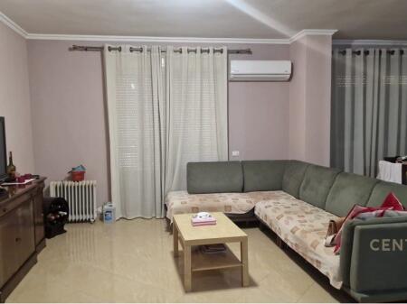 Apartament 2+1 pee shitje prane Shkolles se Kuqe