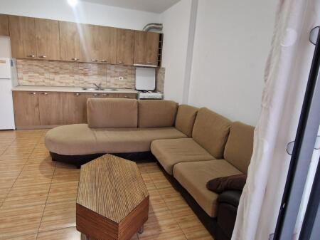 Jepet me qera apartament 1+1  Astir  Organizimi: Sallon+Guzhine Dhome gjumi  Tualet Ballkon Kati 7  Apartamenti ndodhet në një pallat me ashensor, shkallë e mirëmbajtur dhe ambient i qetë. Ka orientim perëndimor, duke përfituar ndriçim natyral dhe diell gjatë pasdites, 