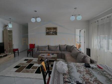 Shitet, Apartament 2+1+2, Ish Tregu Elektrik, Tiranë.