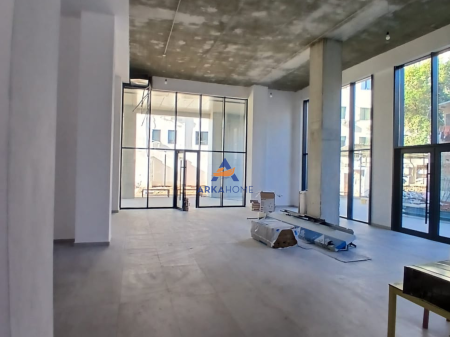JEPET ME QERA ABJENT BIZNESI 200 M2 "RRUGA BARRIKADA" 4500 EURO