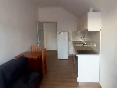 🏠Ne zonen e Ali Demit,Rr.Idriz Dollaku prane Ted’s Bar jepet me qera kati i III-te i nje vile2+1,i mobiluar. 400Euro     