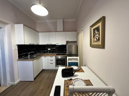 Shitet Garsioniere, afer Hotel Koloseut