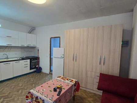 Garsonere me qira Selit prane xhamis