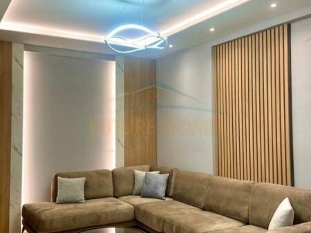 Qera Apartament 2+1+2+2 Poste Parkimi, ne  Qender, Tirane