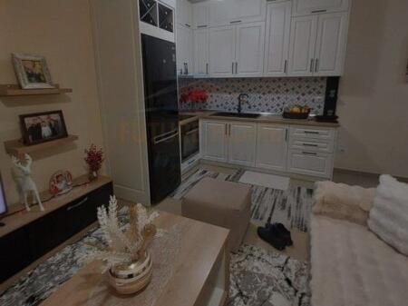 Shitet, Apartament 1+1+2 Ballkone, Materniteti i Ri, Tiranë.