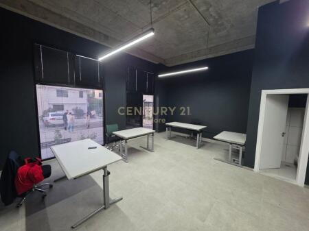 UNITÀ COMMERCIALE IN VENDITA VICINO ALLA VIA JORDAN MISJA!