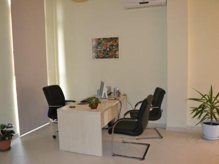 Jepet me qira ambient biznesi , tek Rruga e Dibres , ne kryqezimin e Rruges Riza Cerova .