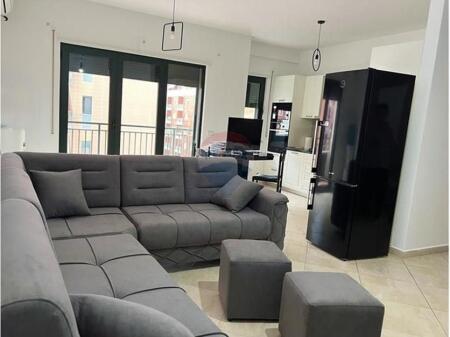 Jepet apartament 3+1 per qira te Green City