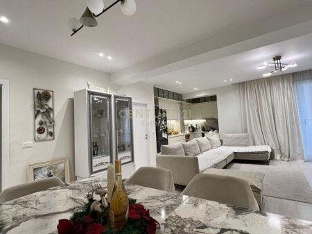 Shitet apartamant 2+1+2 tek Stadiumi Dinamo !