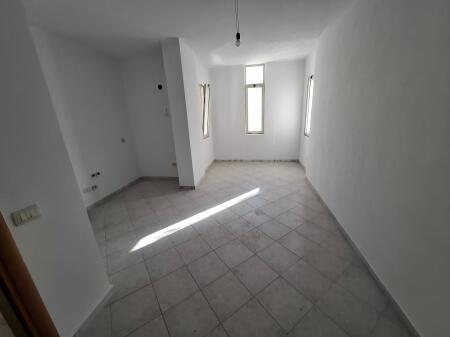 Shitet Apartament 1+1