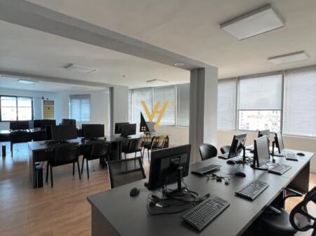 JEPET AMBIENT BIZNESI 371 M2 ME QERA TE USLUGA 3.000 EURO