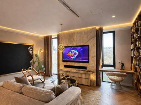 SHITET APARTAMENT LUKSOZ 1+1+BALLKON+POST PARKIMI "AFER QENDRES" 520.000 EURO