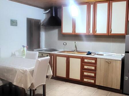 Tirane, jepet me qera apartament , Kati 3, 40 000 lek i kompletuar i diskutueshëm (Rr. Halit Bega) pranë QSUT ose Shkollës se Bashkuar ose Shkolla Bajram Curri.