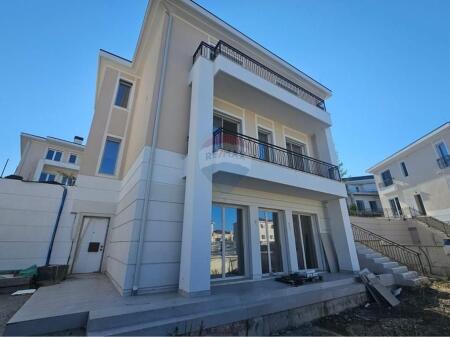 Shitet Vila Te Collina Verde