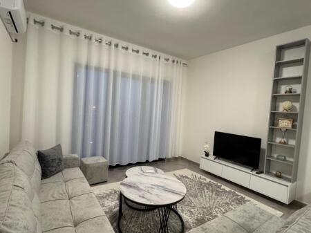 Ofrohet Apartamet 1+1+Post Parkimi me Qira te Kompleksi Green City,Astir!