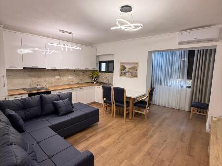 JEPET ME QERA APARTAMENT 1+1, STACIONI TRENIT, DURRES.