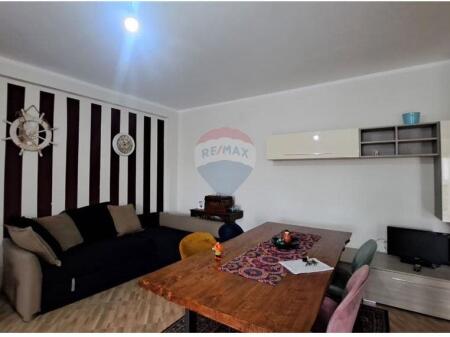 🏠 Apartament 2+1 – Për Qira Afatgjatë 📍 Sheshi Pavarësia / Skelë, Vlorë (pranë shkollës “1 Maji”)