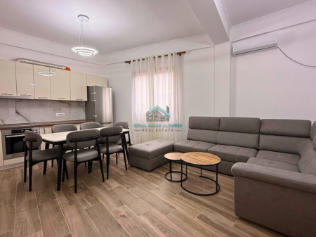 Jepet me Qera Apartament 3+1+2 – Zona e Xhamise, Vlore